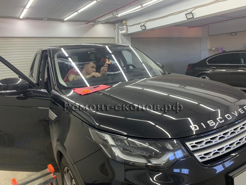 Ремонт скола и трещины на лобовом стекле Land Rover Discovery в ЮЗАО