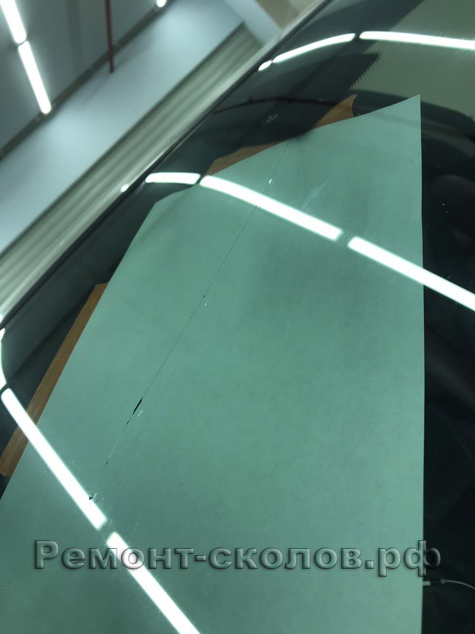 Трещина на лобовом стекле BMW в ЮЗАО
