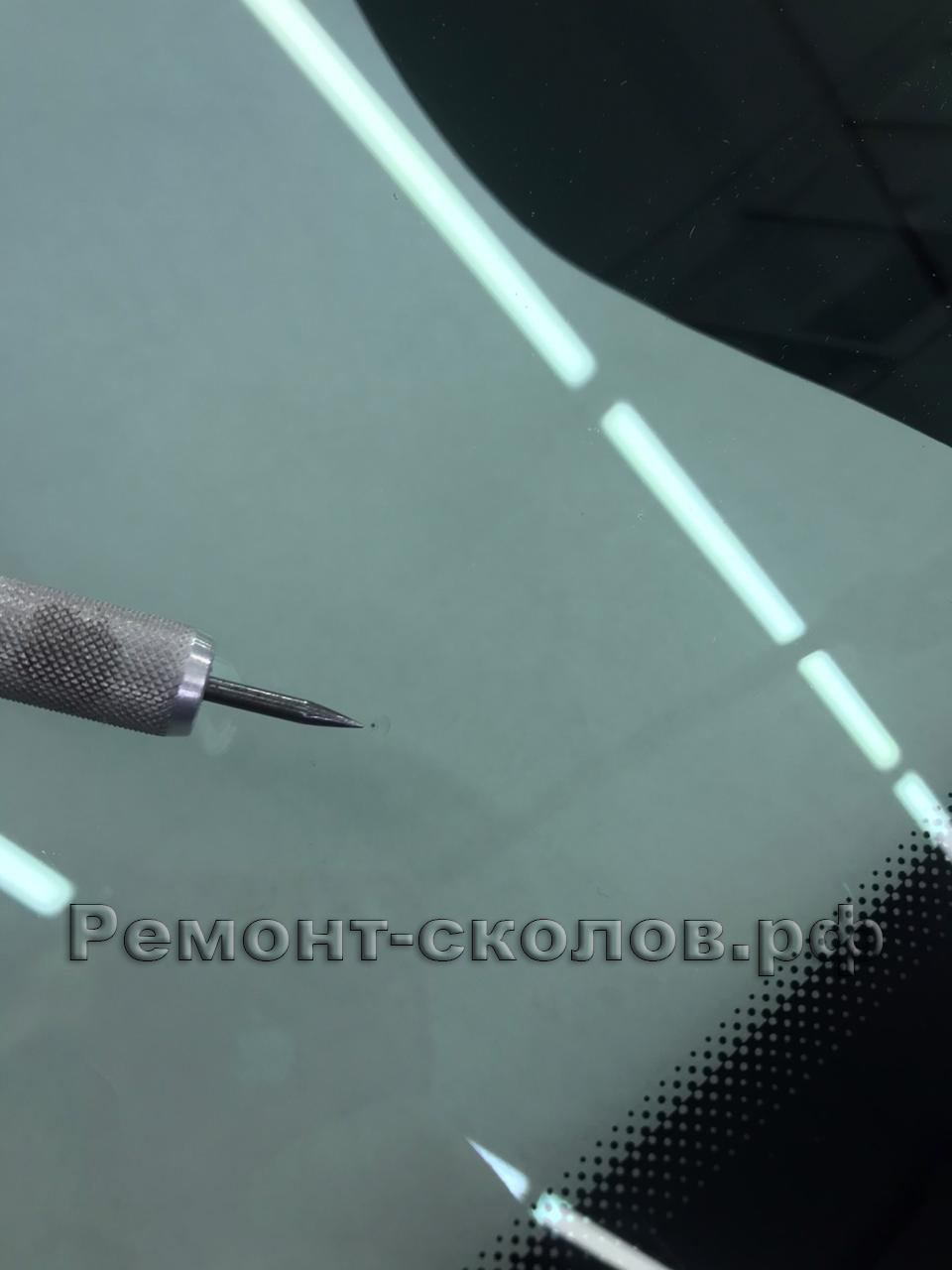 Финальные штрихи ремонта скола на лобовом стекле Porsche в ЮЗАО