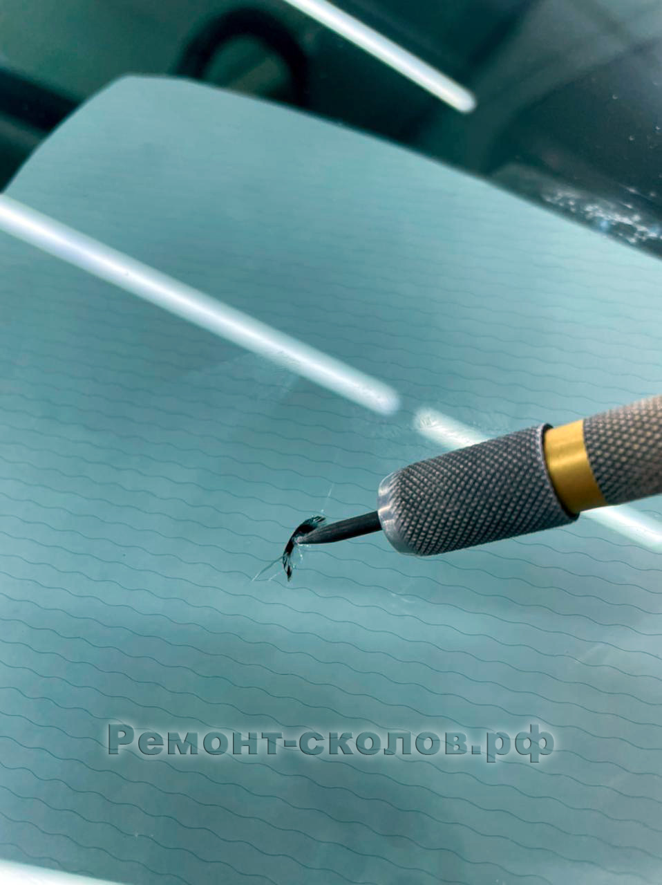 Скол на лобовом стекле Range Rover в Москве