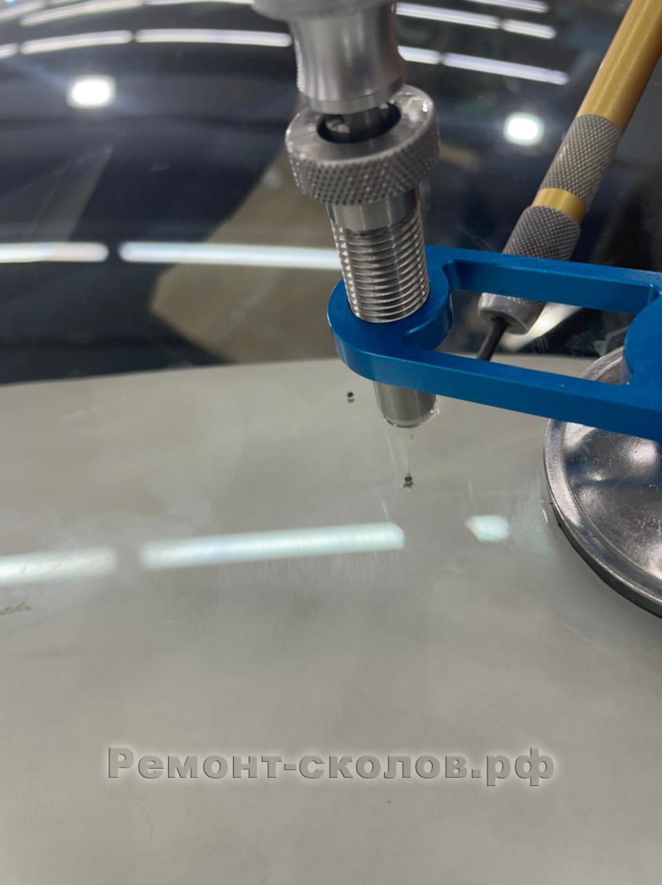 Mercedes ремонт скола на лобовом стекле в ЮЗАО