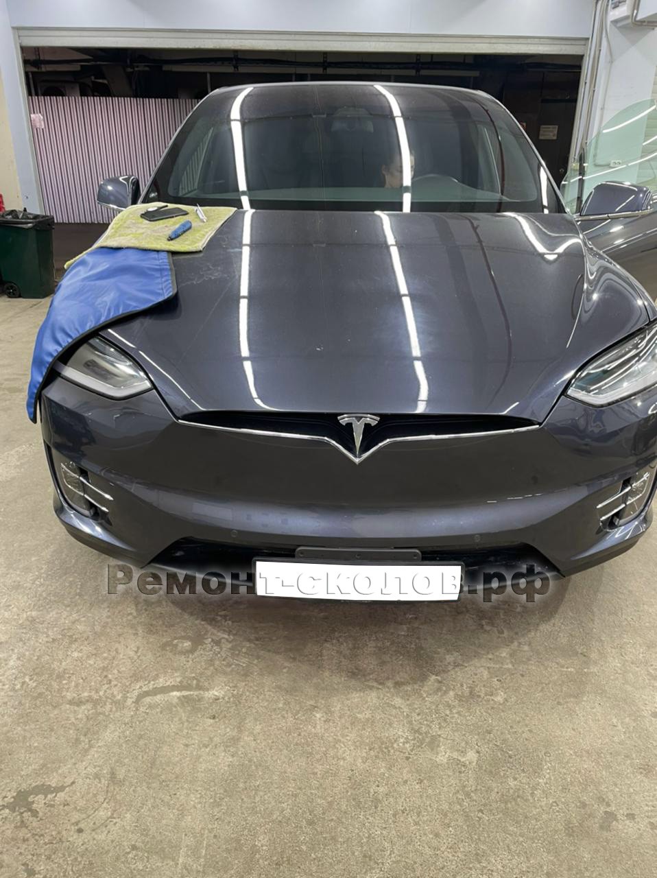 Ремонт скола лобового стекла Tesla в ЮЗАО