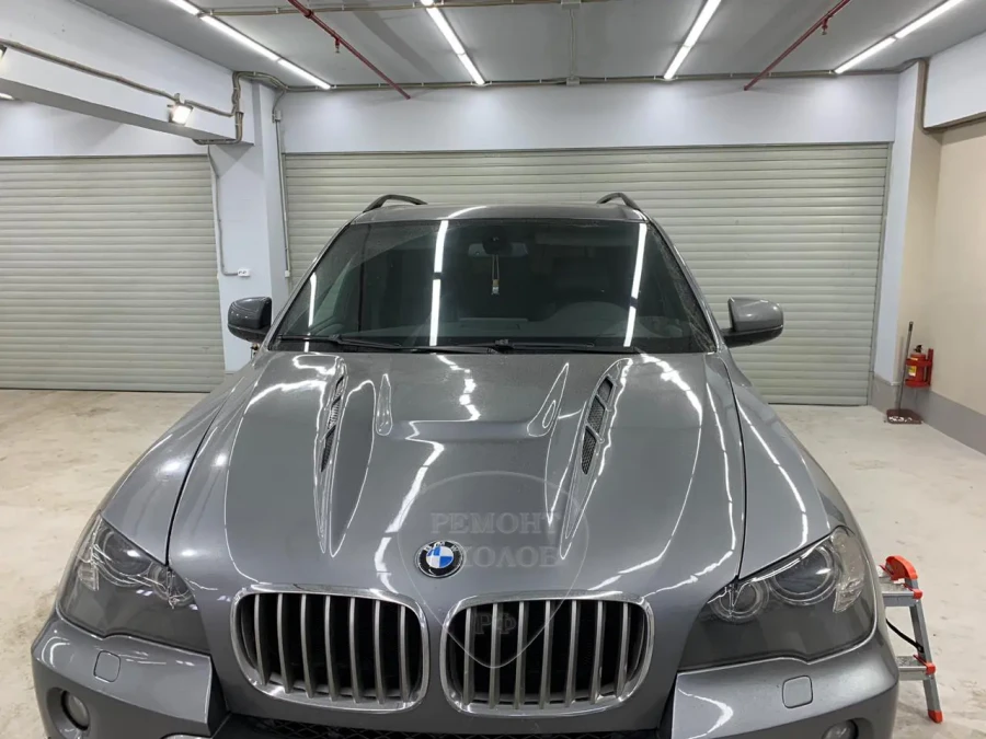 Ремонт скола на лобовом стекле BMW X5 в Москве