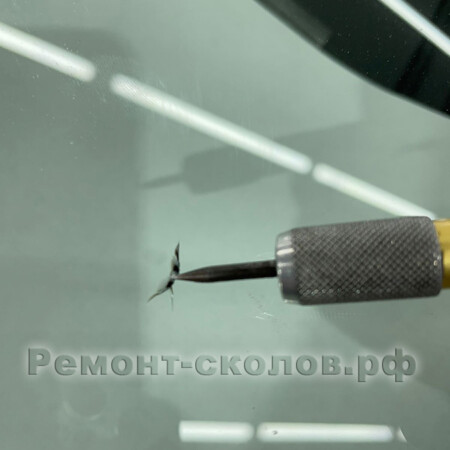 Скол на лобовом стекле Скол на лобовом стекле
