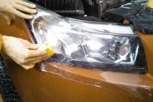 Бронирование фар пленкой Наклейка бронепленки на фары в ЮЗАО